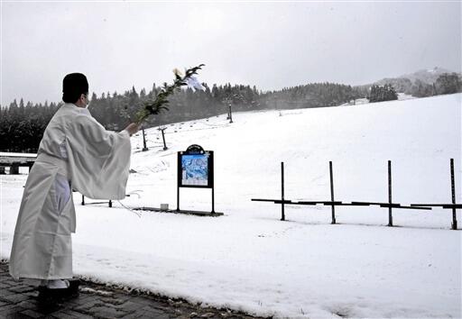 雪で真っ白になったゲレンデ前で、神事などが営まれたスキー場開き＝１２月２日、福井県勝山市のスキージャム勝山
