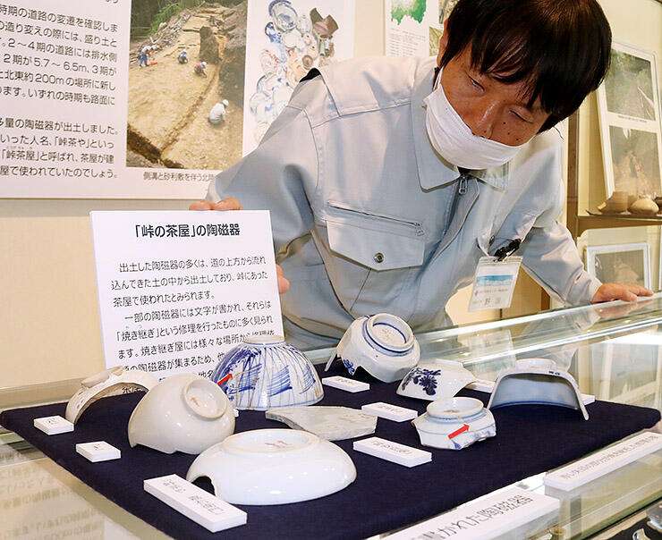 明神山遺跡で見つかった茶屋の存在を示す陶磁器の破片。安田城跡資料館で展示されている