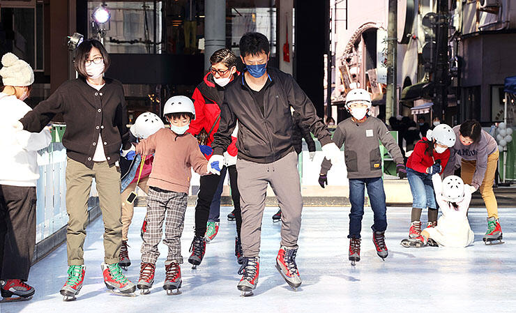 営業が始まったエコリンクで、スケートを楽しむ家族連れ＝グランドプラザ