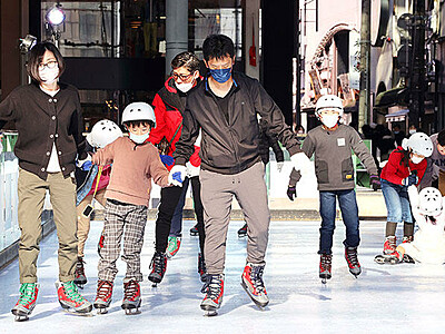 まちなかでスケート楽しむ　富山のグランドプラザで「エコリンク」営業スタート