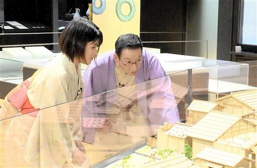 一乗谷朝倉氏遺跡博物館のＰＲ動画の一場面。中央は「名誉お屋形さま」に委嘱されている春風亭昇太さん