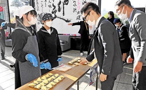 サバまんを広めようと生徒が行った試食会＝１２月１４日、福井県小浜市役所