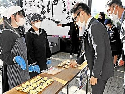 「サバまん」広がれ　小学生時に開発の小浜二中生が市役所で試食会