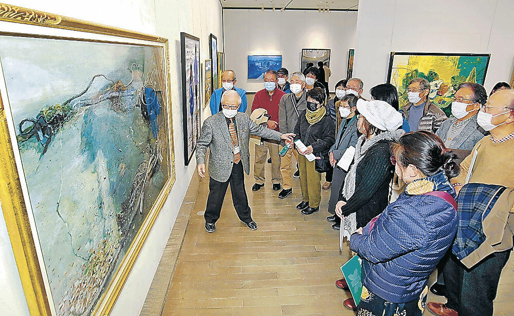 長谷川さんの解説を聞きながら絵画に見入る参加者＝金沢２１世紀美術館