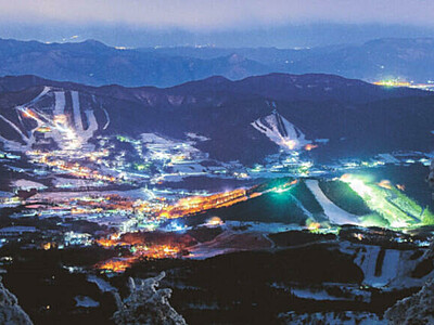 雪原と天空の光、歓声を待つ　菅平のスキー場、オープンへ夜通し準備