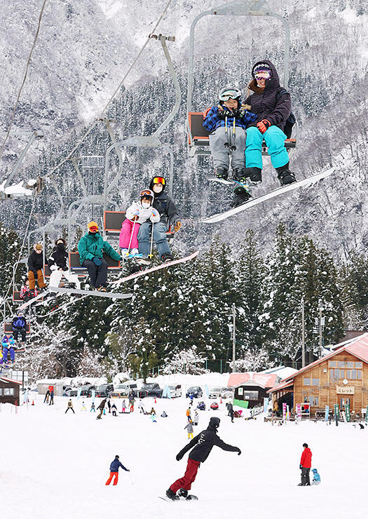 初滑りを楽しむスノーボーダーたち＝あわすのスキー場