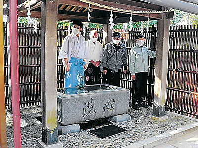 迎春の準備着々と　金沢・安江住吉神社、手水舎に囲い