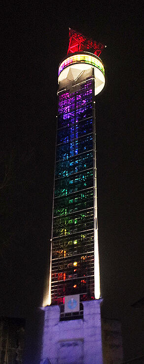 多彩な光で彩られるクロスランドおやべのタワー