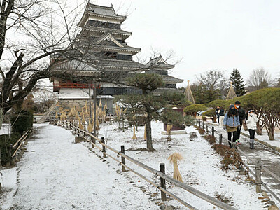 黒き松本城、うっすら雪化粧　タイからの観光客、見慣れぬ雪景色に大喜び