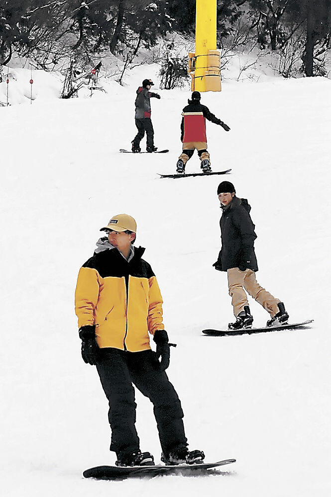 スノーボードを楽しむ来場者＝小松市の大倉岳高原スキー場