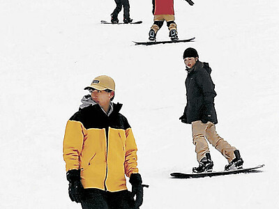 小松・大倉岳スキー場が営業開始　初滑り楽しむ
