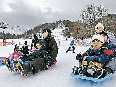 初心者向けゲレンデで歓声と笑顔　金沢・医王山スキー場が営業開始
