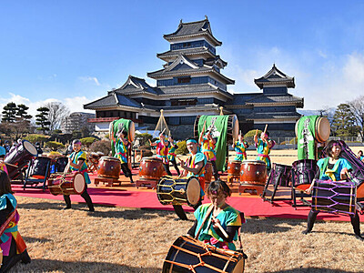 勇壮な音で新春を祝う　松本城で太鼓の打ち初め