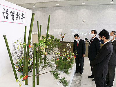 新年彩る「美の競演」　北日本新聞本社で書・花・絵画展示