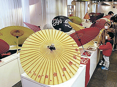 和傘や木彫５００点　金沢・しいのき迎賓館