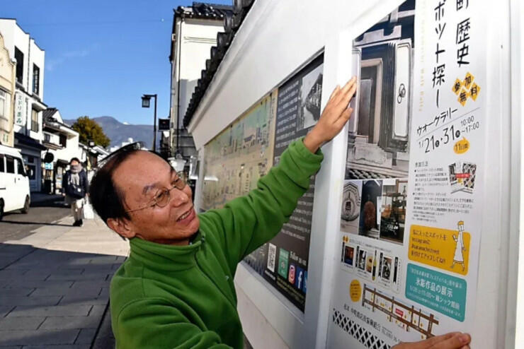 ウオークラリーのポスターを張る松尾さん