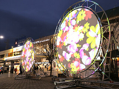 松本駅前が金・土の夜ごと華やかに　雪結晶、星空、花火...円形ースクリーンに映像投影