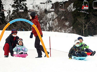 雪上の遊び 親子が満喫　富山・あわすのスキー場