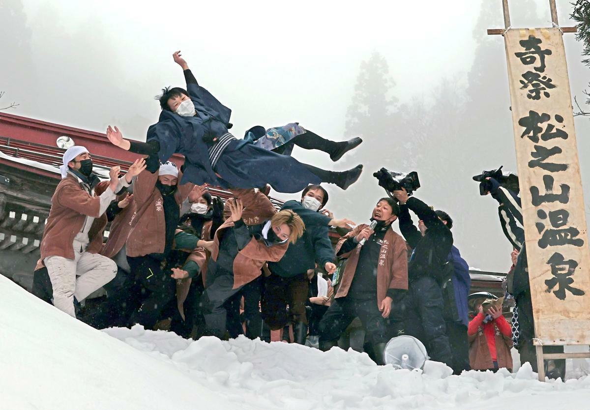 雪の斜面に花婿を投げ落とした伝統行事「むこ投げ」＝１月１５日、十日町市松之山湯本
