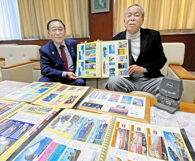 国鉄などの記念切符を森市長に寄贈した宮下さん（右）＝１月１７日、福井県あわら市役所