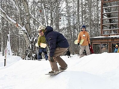 足を固定せずに雪上滑走「雪板」　長野市飯綱高原に専用パーク