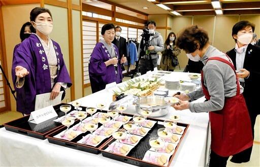 山内かぶらを使った料理を披露する女将ら＝１月２６日、福井県小浜市白鬚のホテルせくみ屋