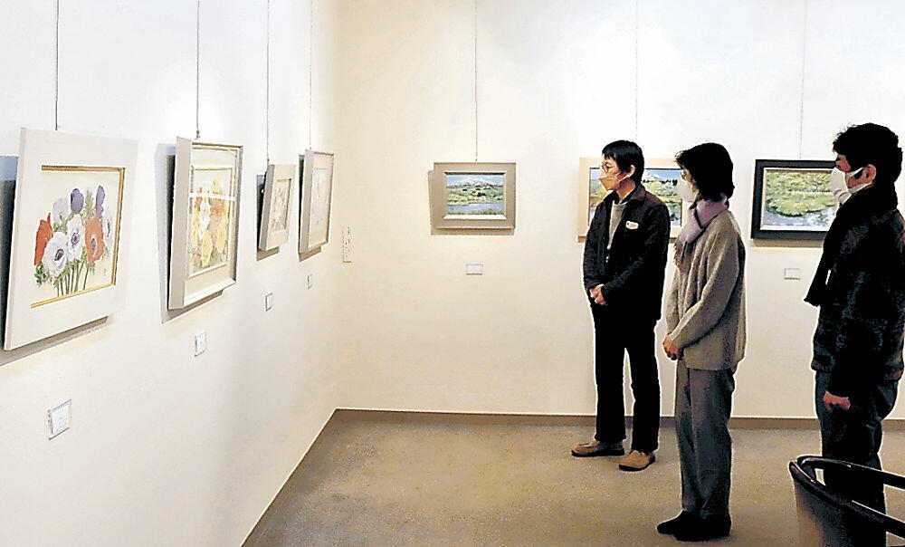 色彩豊かな日本画が並んだ会場＝金沢市森戸１丁目のひろた美術画廊