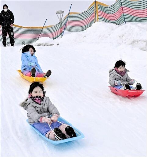 スノーランドでそり滑りを楽しむ子どもたち＝１月２８日、福井県勝山市の長尾山総合公園