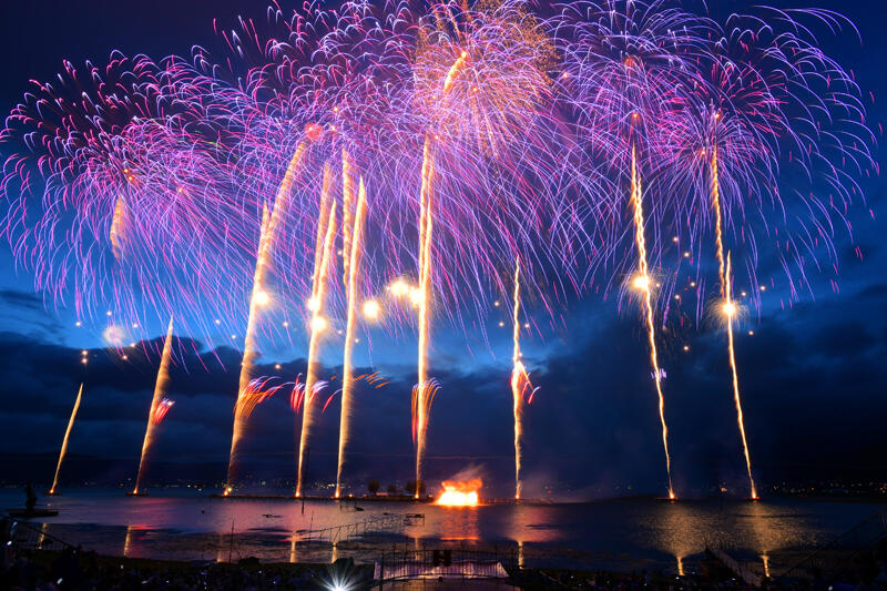 ８月１５日の諏訪湖祭湖上花火が中止になり、代替企画として行われた２０２２年の「ザ・レガシー」＝２０２２年８月１日