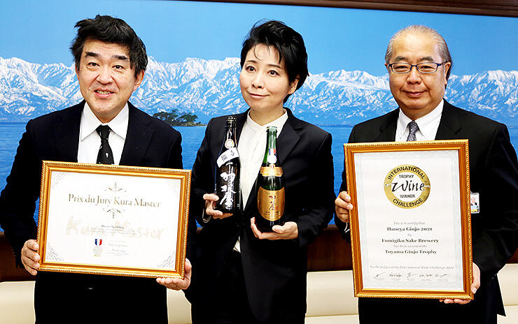 国際コンクールの受賞を報告した羽根社長（左）＝県庁