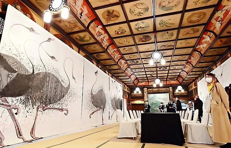 ダチョウをモチーフにした現代アートが飾られた「割烹　松本館」