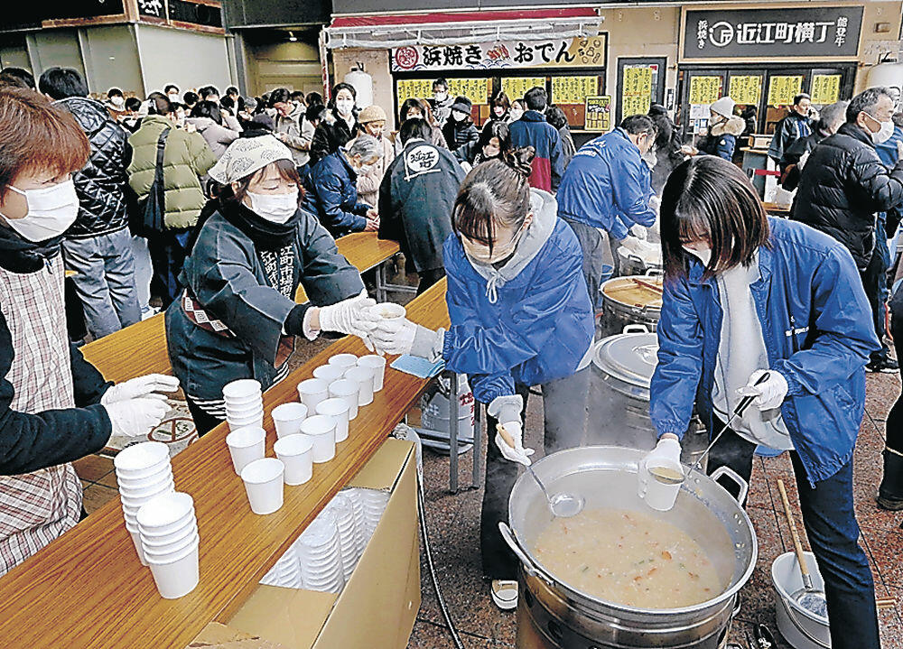 鍋料理を味わう買い物客ら＝金沢市の近江町市場