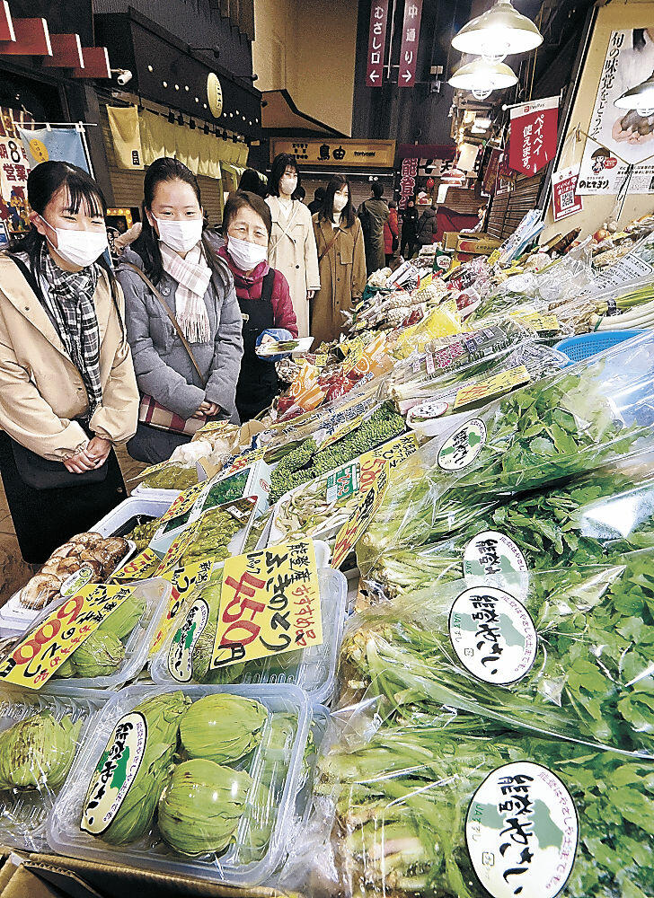 青果店に並ぶ能登産の山菜＝近江町市場