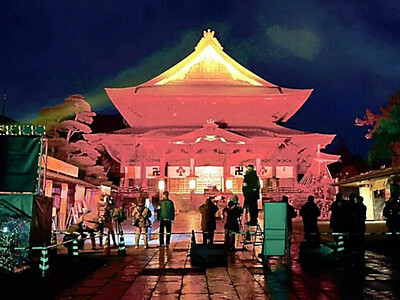 善光寺「灯明まつり」９日から　赤や青、黄、緑、紫の５色で本堂などライトアップ　長野市