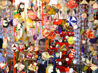 「それぞれに特別な思い」　手作りつるしびな、華やかに　下諏訪町の旧商家に飾る