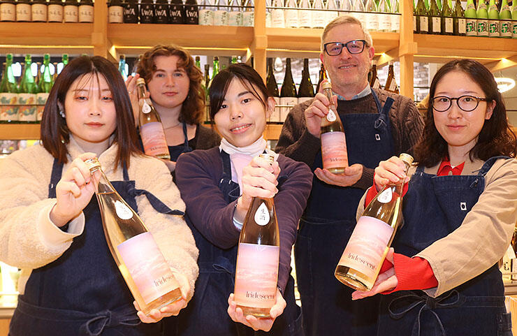 オリジナルの日本酒「Ｉｒｉｄｅｓｃｅｎｔ」をＰＲする富山国際大の学生ら