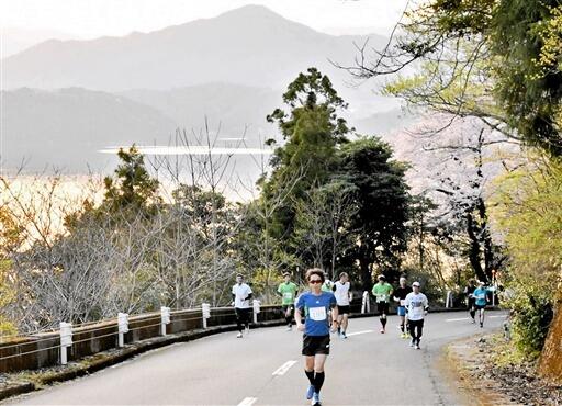 「若狭路レインボーマラソン２０２２」で大自然の中を駆けるランナー＝２０２２年４月、福井県若狭町海山