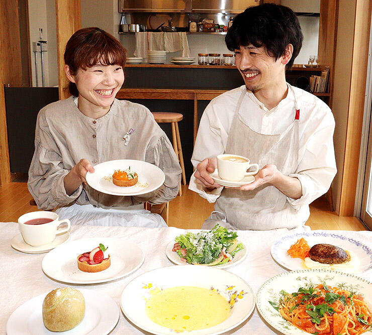 提供する料理を紹介する檜垣さん夫婦