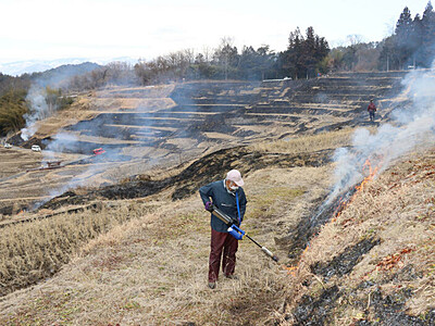 よこね田んぼ、春間近　飯田市千代地区の棚田で土手焼き