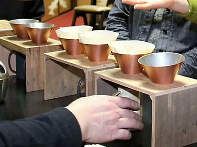 お盆やドリップ台は..."国宝"の古材‼ 松本市で喫茶の集い