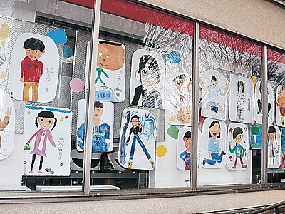 子どもの自画像並ぶ　金沢・北陸銀行もりの里支店
