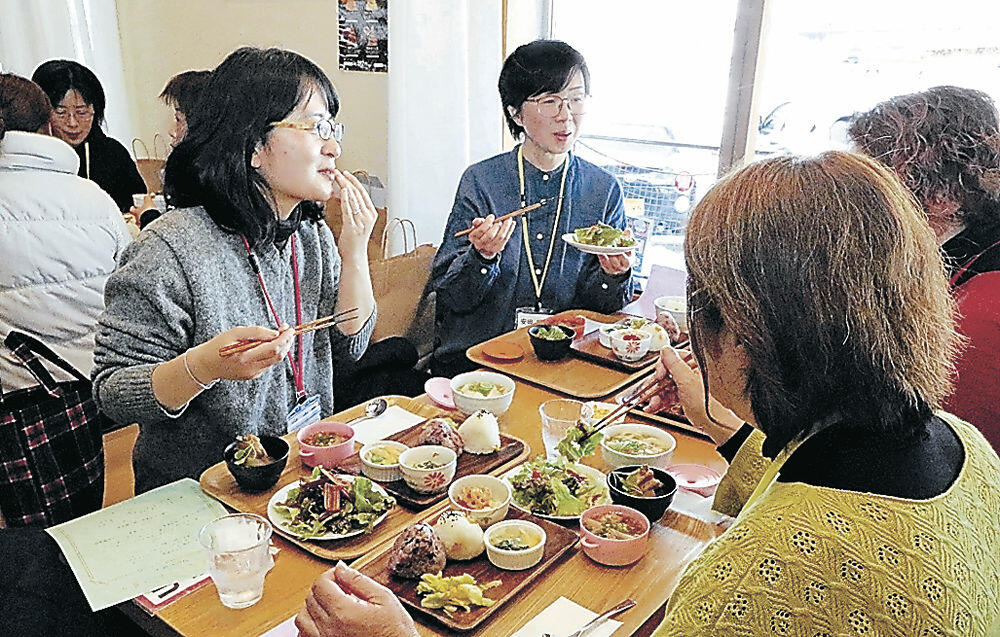 会員が育てた作物を味わい交流する女性農業従事者＝金沢市木越町の飲食店
