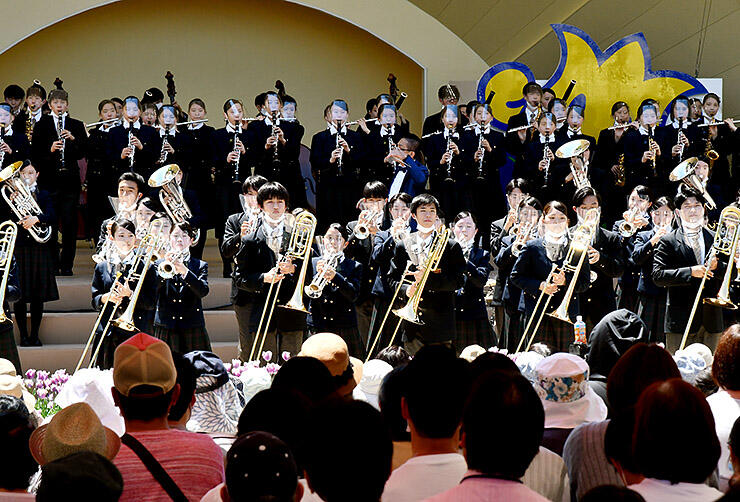 昨年のとなみチューリップフェアで行われた大阪桐蔭高校吹奏楽部の演奏会