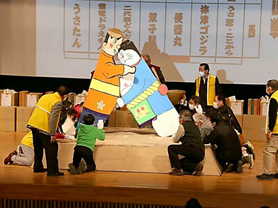 「巨大紙相撲大会」　雷電の故郷・東御市で３年ぶり　「はっけよい、残った！」
