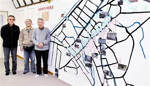 昭和時代の集落の様子を伝える地図を制作した佐田伝統文化保存会の中道会長（右）ら＝２月２６日、福井県美浜町佐田公民館