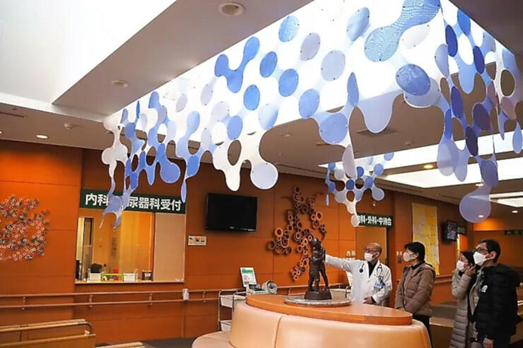 病院待合室の天井や壁を彩る多摩美術大生の作品