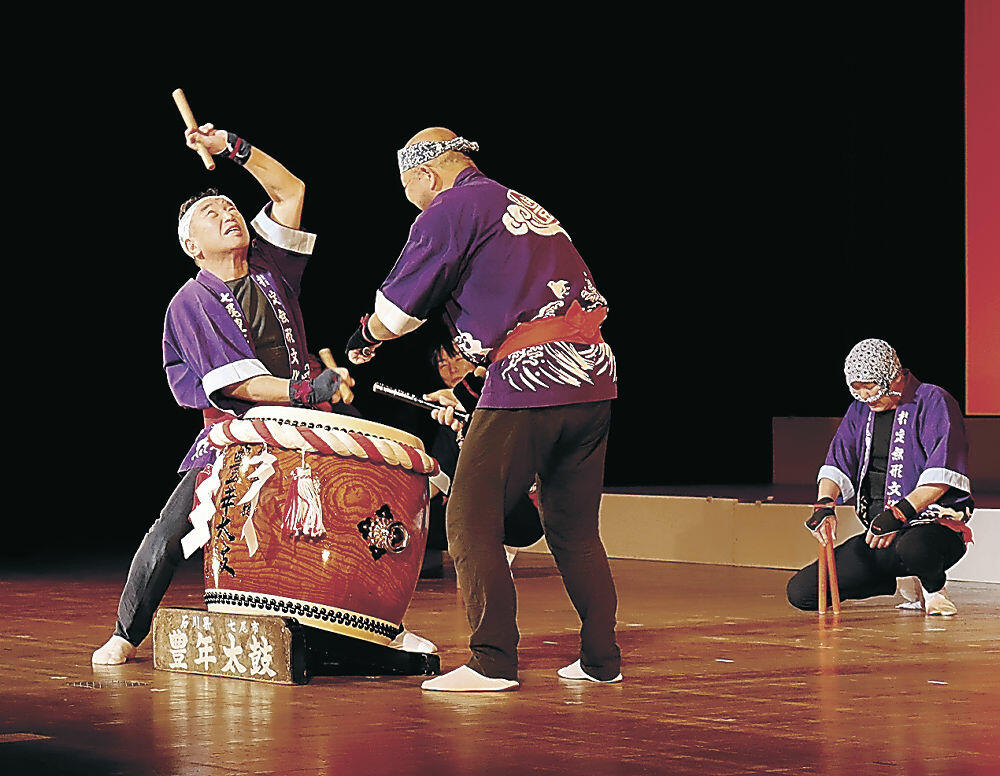 七尾豊年太鼓を演奏する出演者＝七尾市文化ホール
