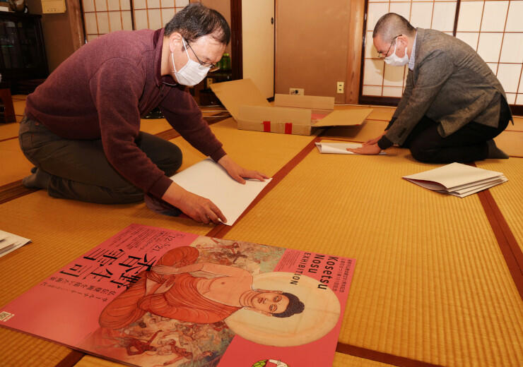 「野生司香雪展」のポスターの発送準備をする長野市仏教会会員
