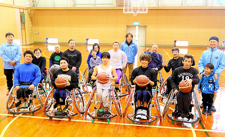 ４年ぶりの大会をＰＲする県車椅子バスケットボールクラブと魚津ライオンズクラブのメンバー