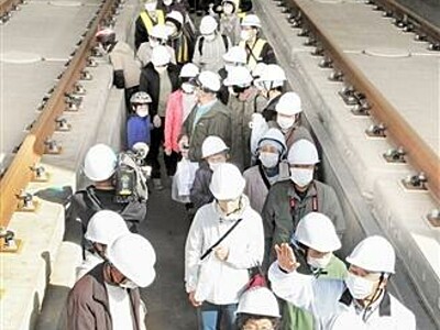 北陸新幹線の芦原温泉駅「立派」　見学会に300人見学、開業まで1年